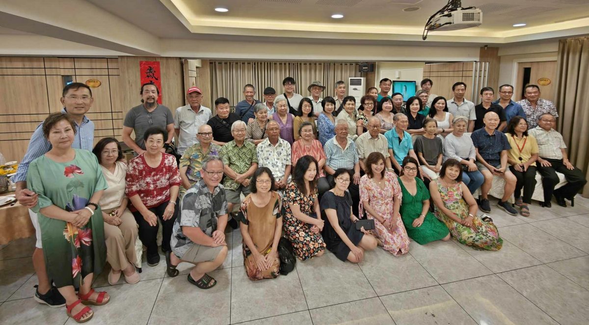 东:41名曾在马来西亚逗留的越南船民及后裔重返丹州祭拜祖先及扫墓,同时拜会当年协助他们的本地热心人士,与他们聚餐叙旧。这些恩人包括了当时担任州政府官员的华裔宣传官和村长。