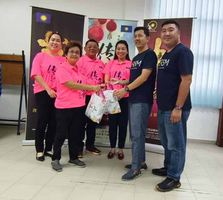 东:《传承》音乐剧在甘马挽展开第一场造势活动,为6月7日登州的《传承》音乐剧进行宣传。