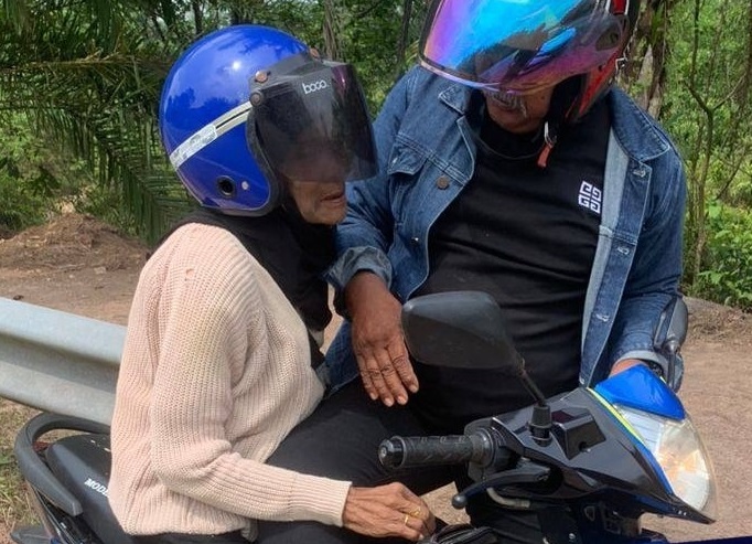 东:乘摩托返家途中 母感晕厥 巡警协助载至诊所