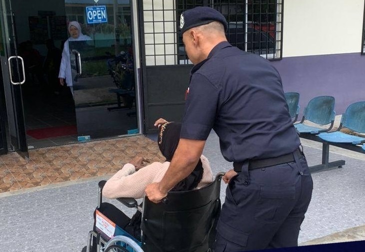 东:乘摩托返家途中 母感晕厥 巡警协助载至诊所