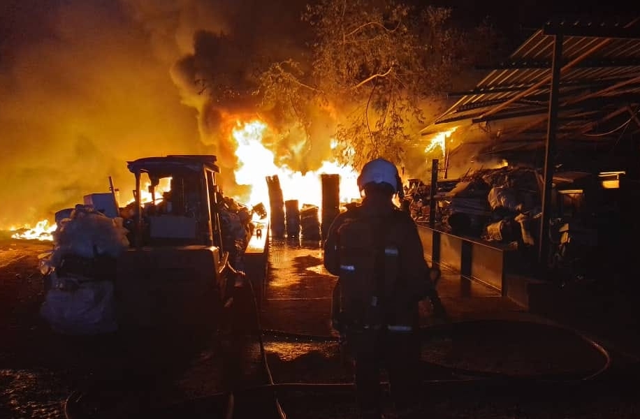 东：二手商品工厂大火狂烧3天 火势终被扑灭