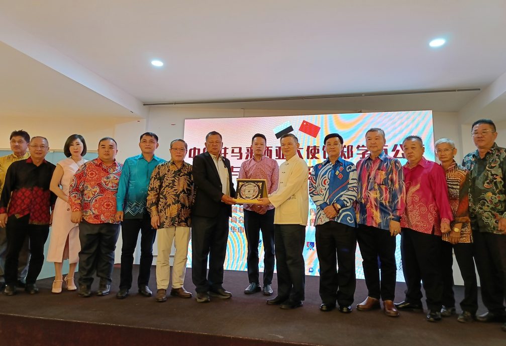 东：公使郑学方与彭华社交流