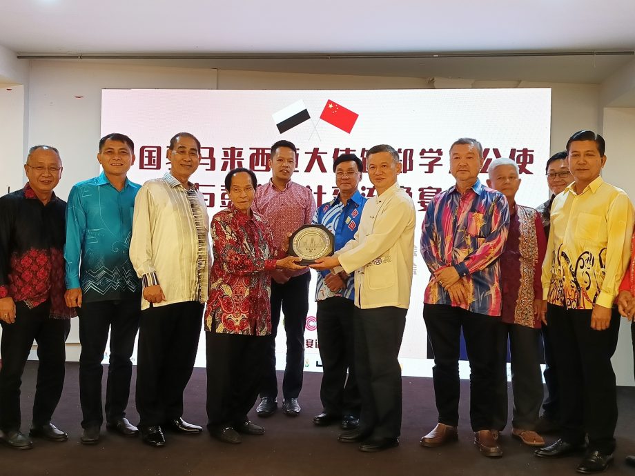 东：公使郑学方与彭华社交流