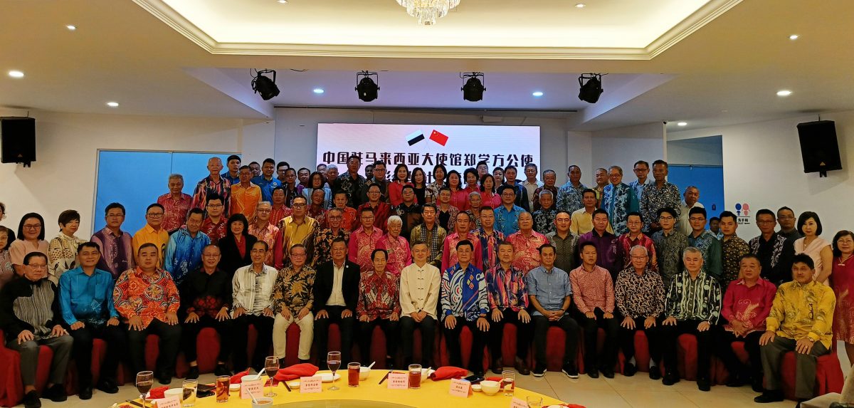 东：公使郑学方与彭华社交流