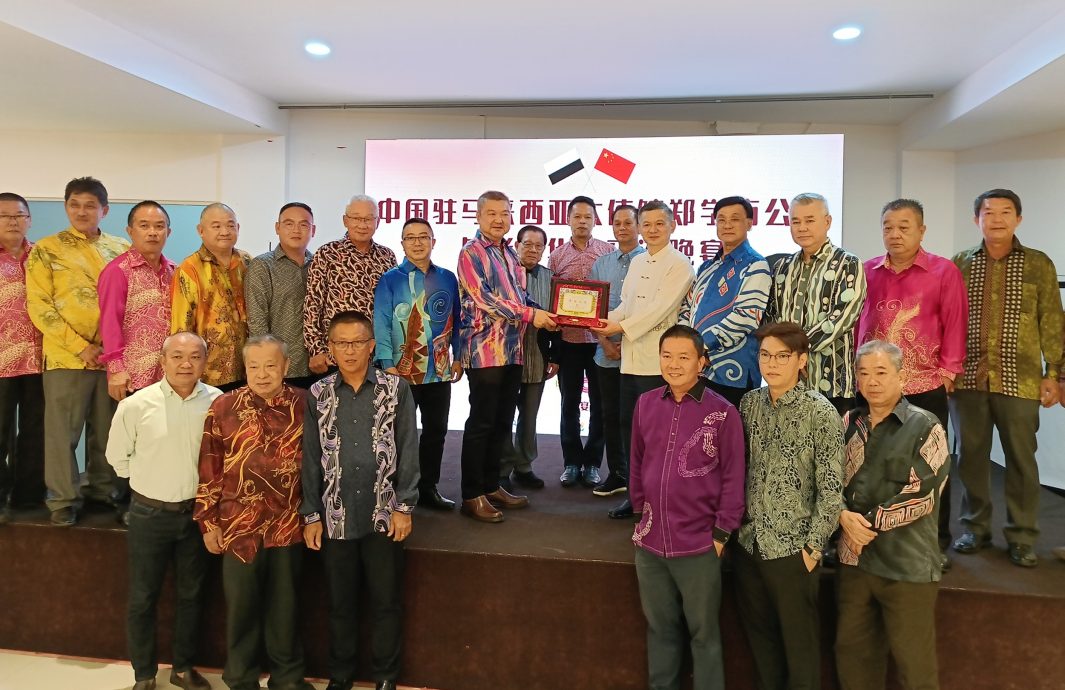 东：公使郑学方与彭华社交流