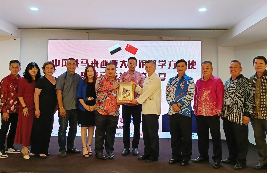 东：公使郑学方与彭华社交流