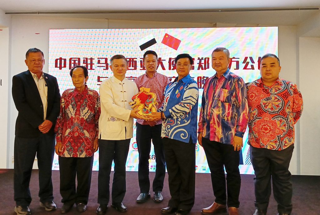 东：公使郑学方与彭华社交流