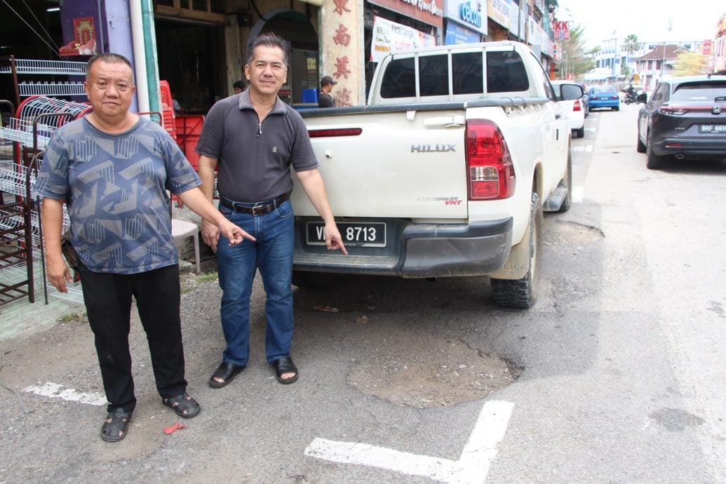 东：劳勿大街停车位被通讯公司挖掘多次，形成2个大窟窿