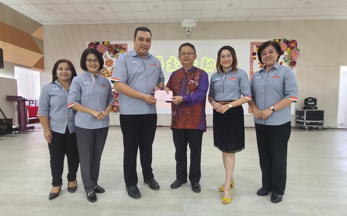 东:吉兰丹华小行政人员联谊会会员大会及改选。