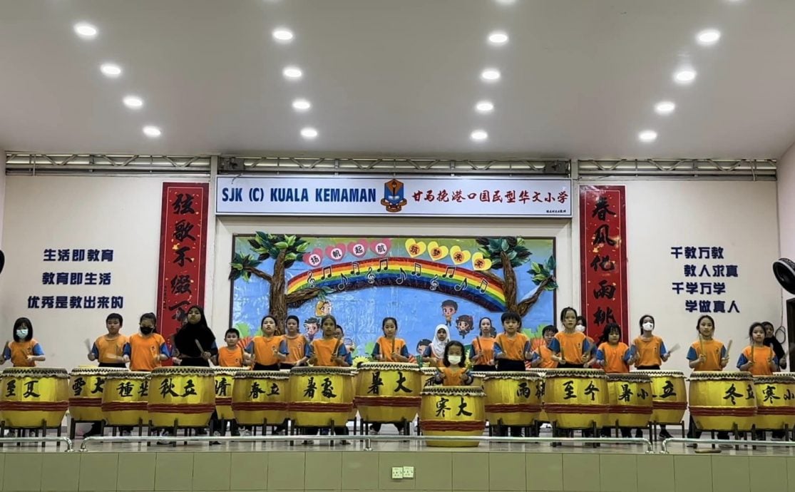 东:天气炎热,登州华小暂停户外活动,把课外活动移师到室内场所包括礼堂及雨盖篮球场进行,避免学生中暑。