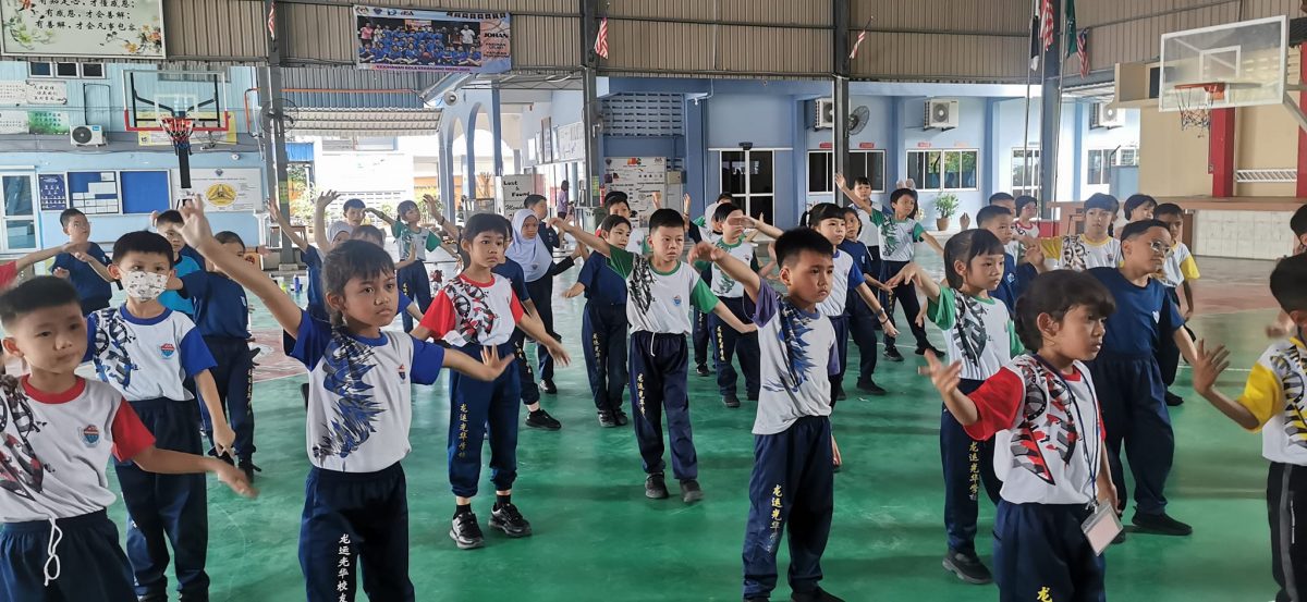 东:天气炎热,登州华小暂停户外活动,把课外活动移师到室内场所包括礼堂及雨盖篮球场进行,避免学生中暑。