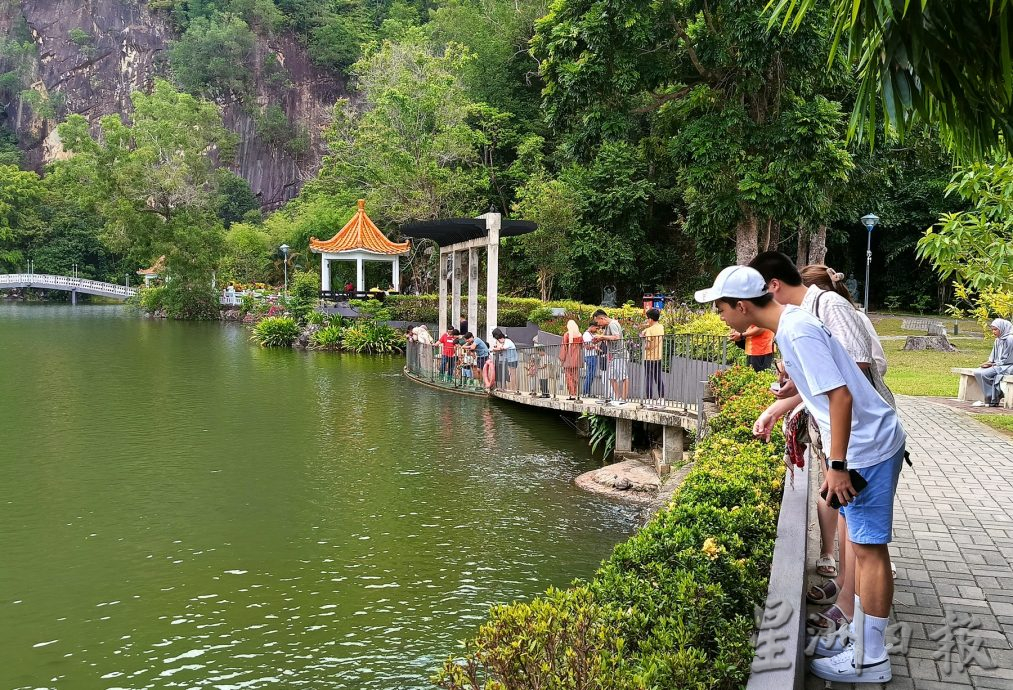 东：开斋节次日街上冷清