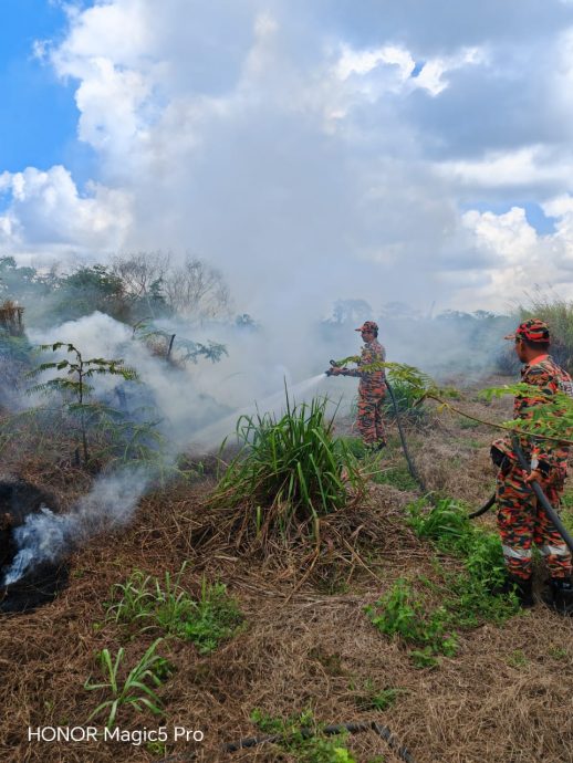 东:彭亨消防与拯救局局长拿督万莫哈末再迪指出,全彭在炎热天气的这段期间,共有180公顷森林遭遇火灾