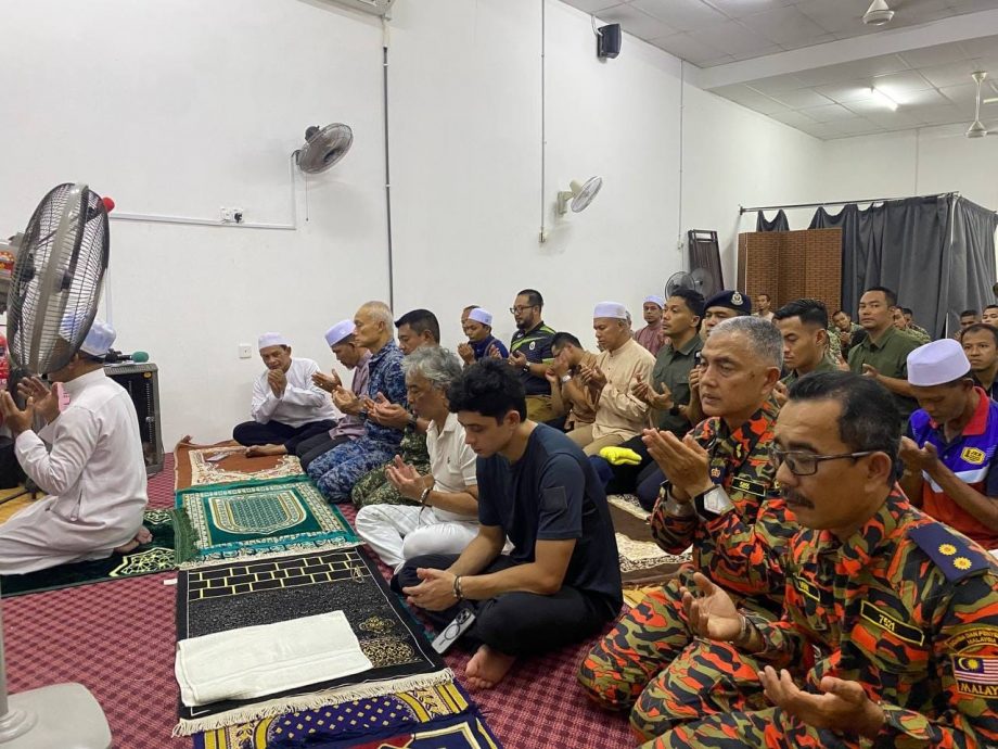 东：彭亨苏丹巡视英特拉布拉再也林火灾区