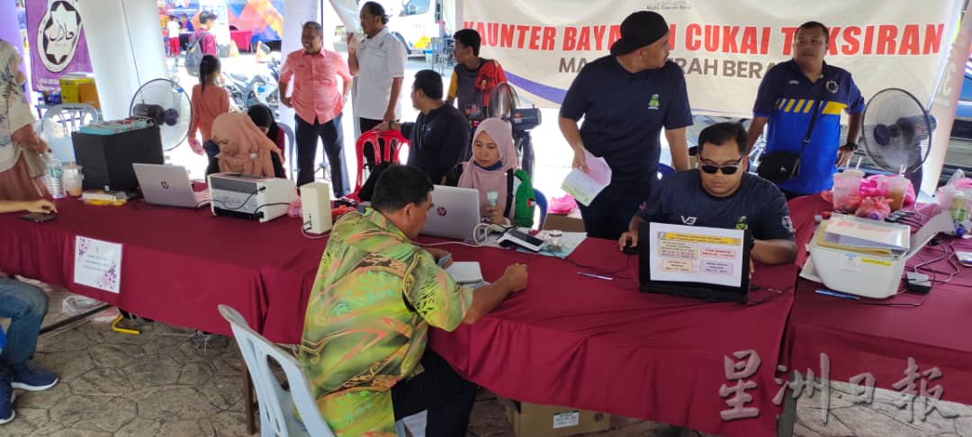 东：彭州务大臣为嘉年华开幕