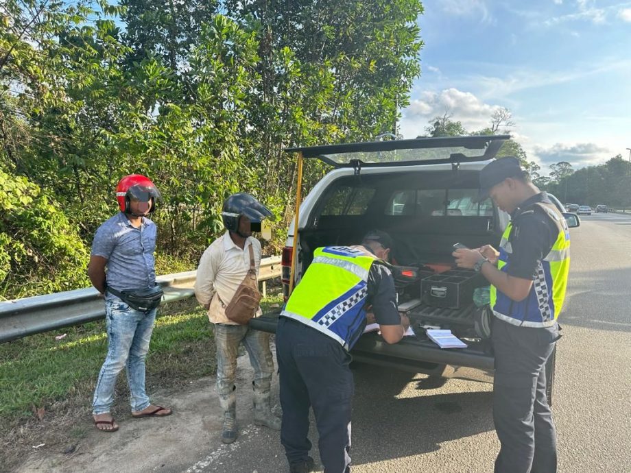 东：彭陆交局查摩托车 发189罚单扣6摩托车