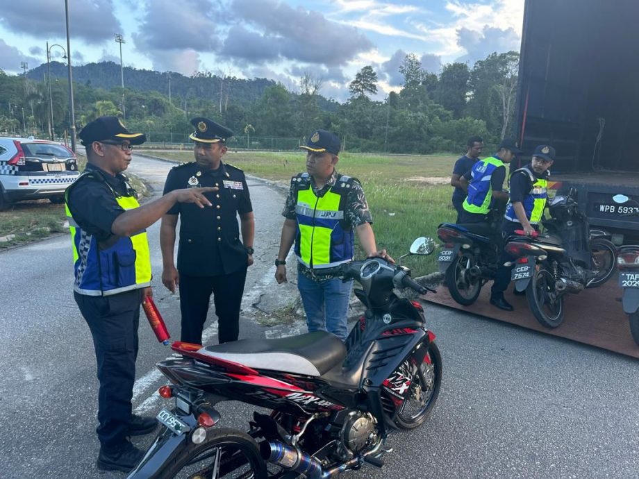 东：彭陆交局查摩托车 发189罚单扣6摩托车