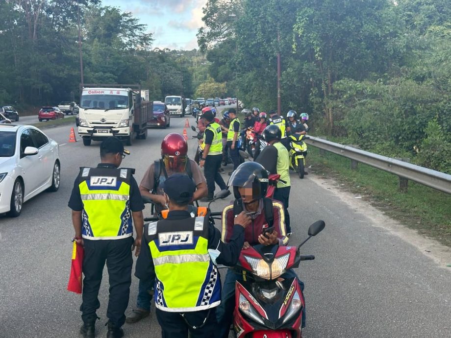 东：彭陆交局查摩托车 发189罚单扣6摩托车