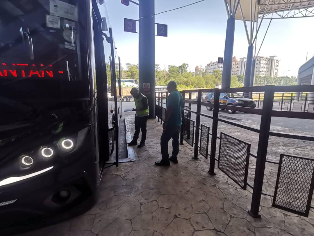 东：彭陆路交通局检测长途巴士，确保巴士安全行驶，乘客安心返乡。