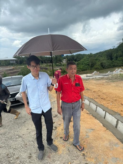 东：房地部拨63万，允立卑4新村作道路水沟工程
