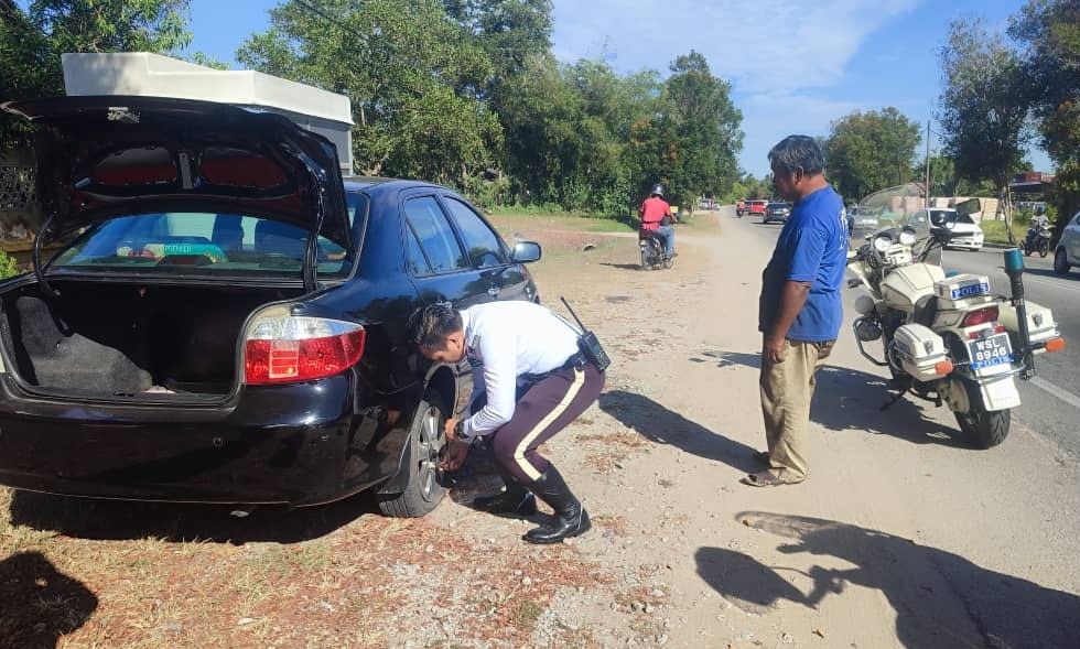 东:推车、换轮胎、买汽油、拖车、清扫路面沙石……佳节执勤警察暖心助民。