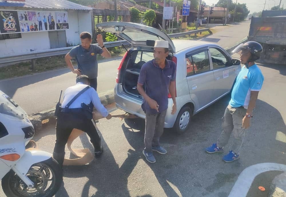 东:推车、换轮胎、买汽油、拖车、清扫路面沙石……佳节执勤警察暖心助民。