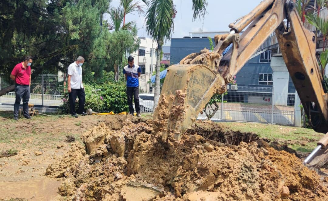东:文德甲中华小学范围地下水管严重破裂