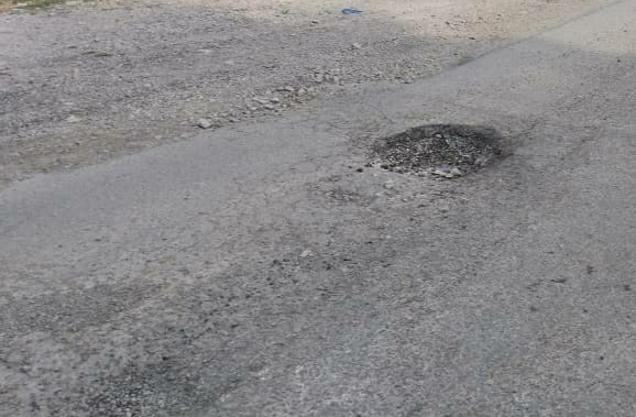 东:文德甲宝林园大路多处失修损坏,布满洞窟