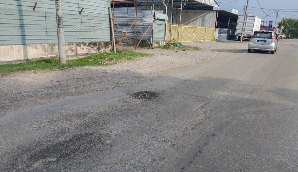 东:文德甲宝林园大路多处失修损坏,布满洞窟