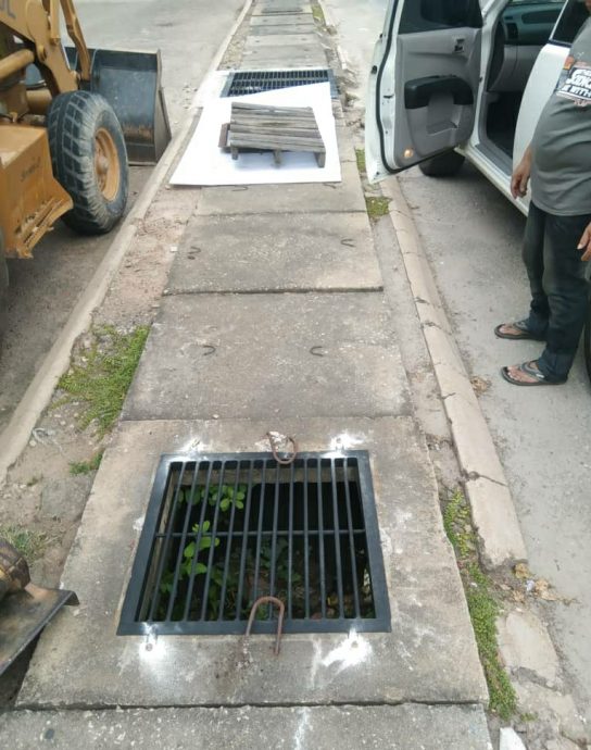 东:淡马鲁市议会委任承包商修复文德甲市区淡马鲁路5幅新的沟渠铁盖