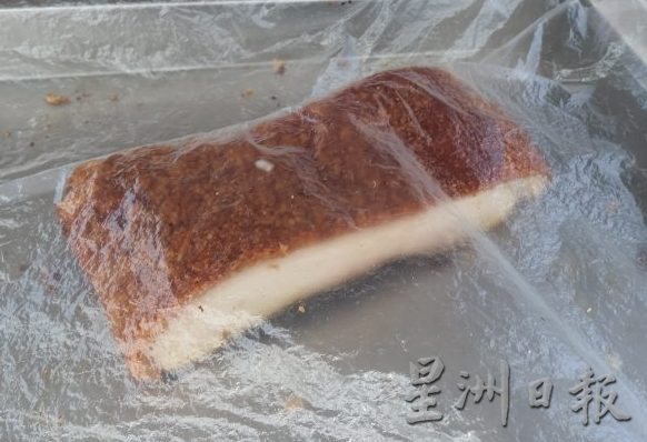 清明节烧猪行情逐渐萎缩，主要是因为拜祭仪式简化，及后辈以祖辈喜爱的食物为主来祭拜