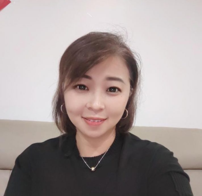 东:热浪来袭,学校都改在户内雨盖球场进行体育活动