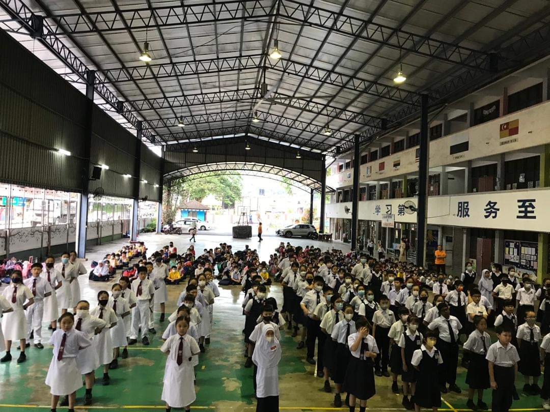 东:热浪来袭,学校都改在户内雨盖球场进行体育活动