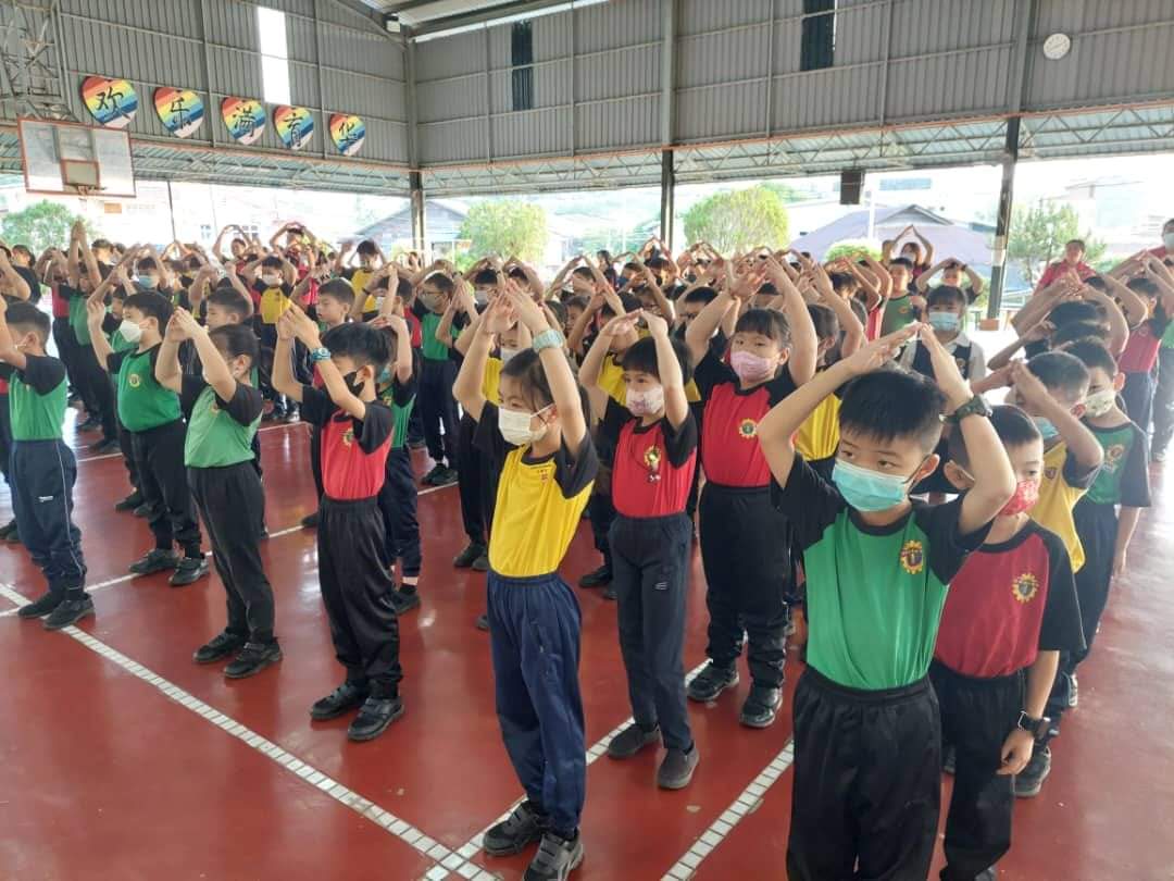 东:热浪来袭,学校都改在户内雨盖球场进行体育活动