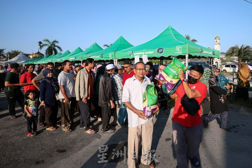 东:爱心促销活动(Jualan Rahmah)及昌明农业市集( Jualan Agro Madani)减轻民众负担
