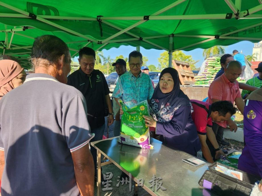 东:爱心促销活动(Jualan Rahmah)及昌明农业市集( Jualan Agro Madani)减轻民众负担