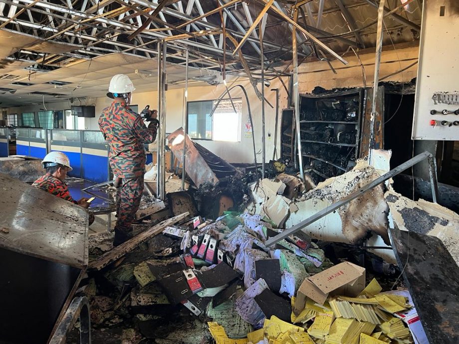 东:瓜登市政厅存放收据及罚单副本的办公室失火,消拯局不排除有人蓄意纵火,不过真正起火原因还有待调查。