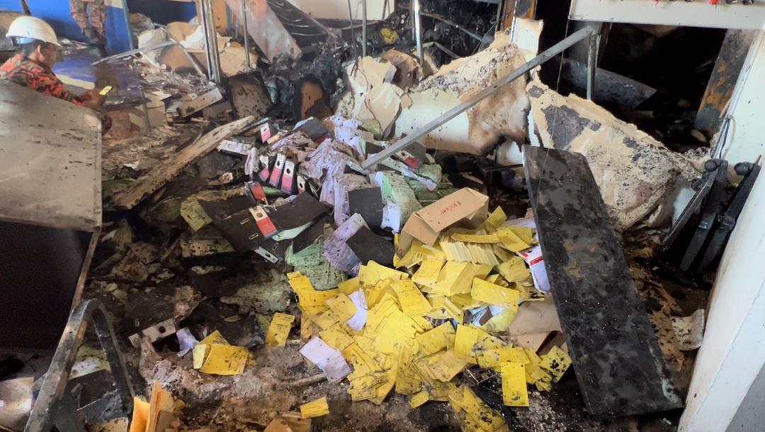 东:瓜登市政厅存放收据及罚单副本的办公室失火,消拯局不排除有人蓄意纵火,不过真正起火原因还有待调查。