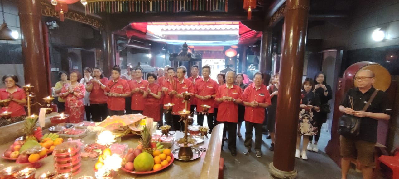 东:登嘉楼福建会馆庆祝妈祖娘娘千秋宝诞歌台演出掀开序幕,从4月29日起至5月1日,一连三天晚上呈献精彩歌台演出,以及免费素食招待,热闹庆祝妈祖宝诞。