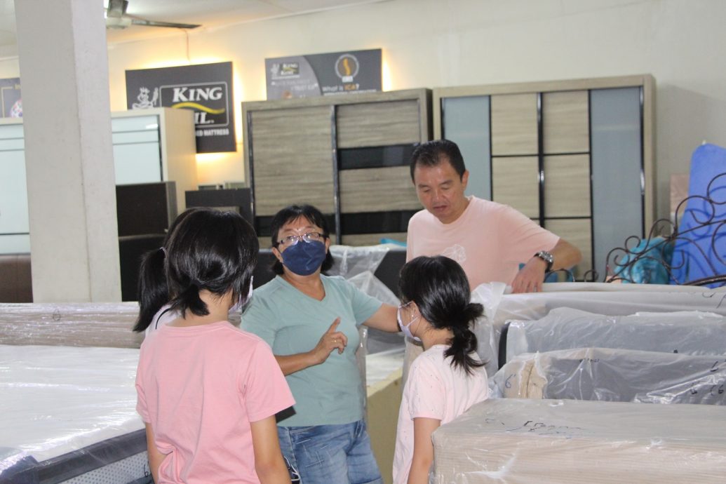 东:穆斯林纷纷增添家具,家具店生意增加