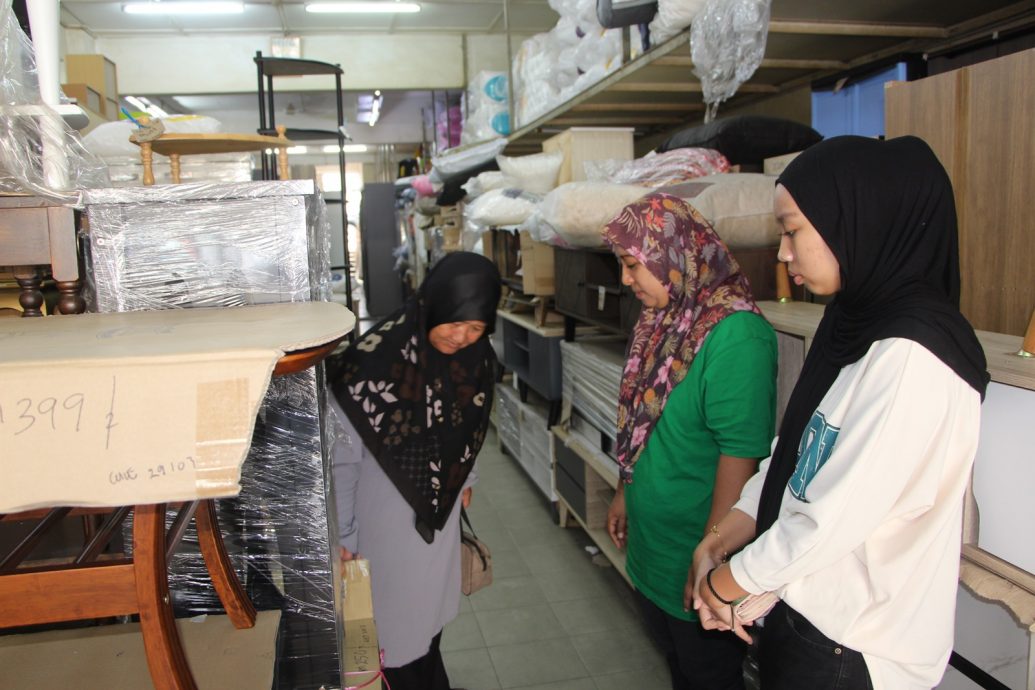东:穆斯林纷纷增添家具,家具店生意增加