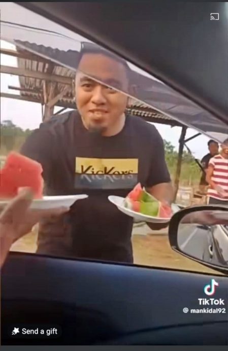 东:西瓜摊贩免费赠送西瓜给困在车龙的民众,减缓他们受困的烦躁心情。
