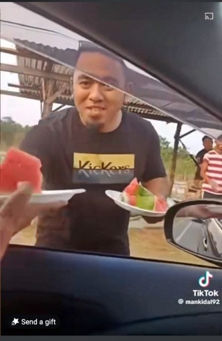 东：西瓜摊贩免费赠送西瓜给困在车龙的民众，减缓他们受困的烦躁心情。