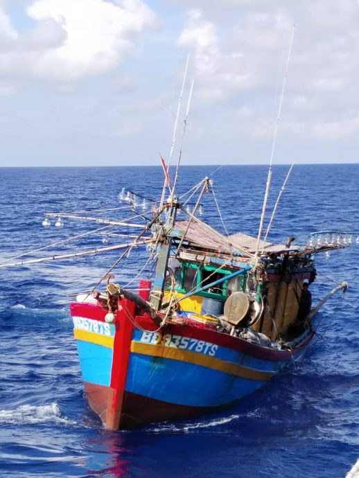 东:越南渔民以为我国执法单位的执法在开斋节时松懈,趁机非法闯入我国海域捕鱼,结果被大马海事执法机构逮捕。