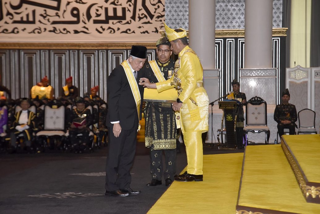 东：配合登州苏丹米占再纳阿比丁62岁华诞，104名各个领域有功人士获得封赐，包括3名华裔。