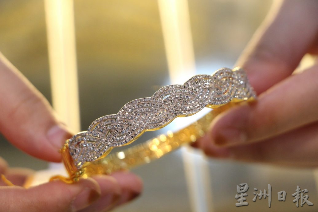 东:金价达历史高位,套现金饰或以旧换新顾客大增