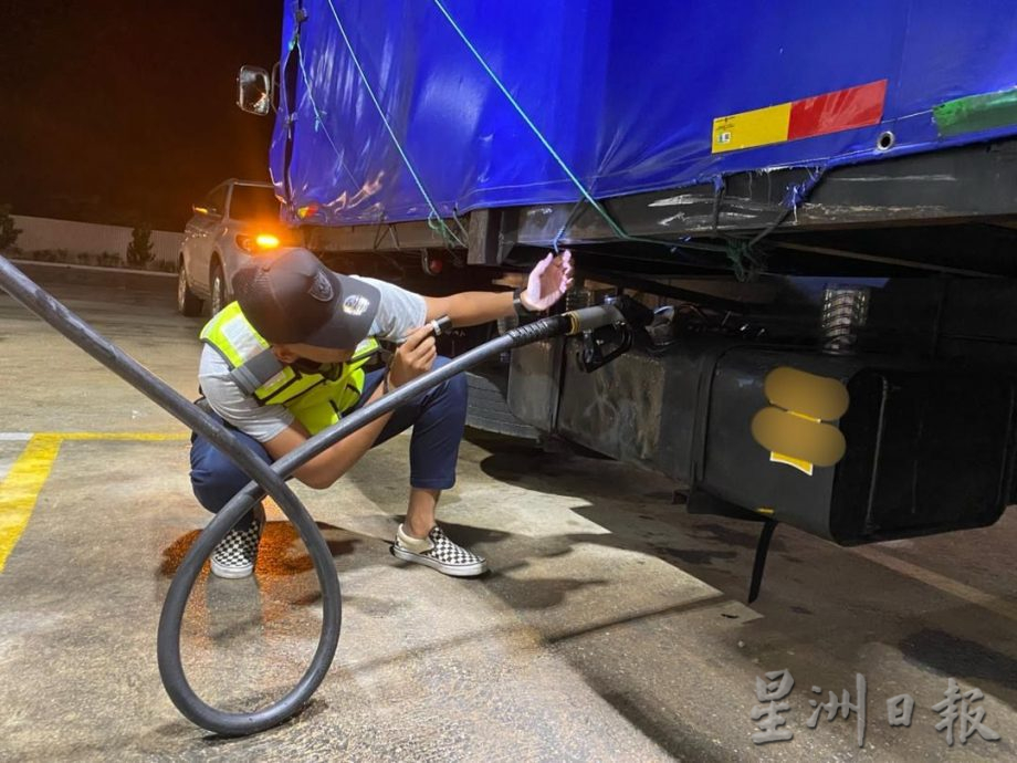 两男通过罗里走私柴油 霹内贸局起获3500公升柴油
