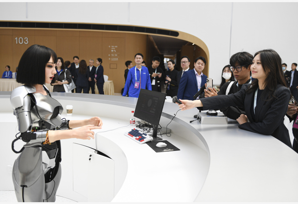 中关村论坛年会 仿生机器人 吸睛