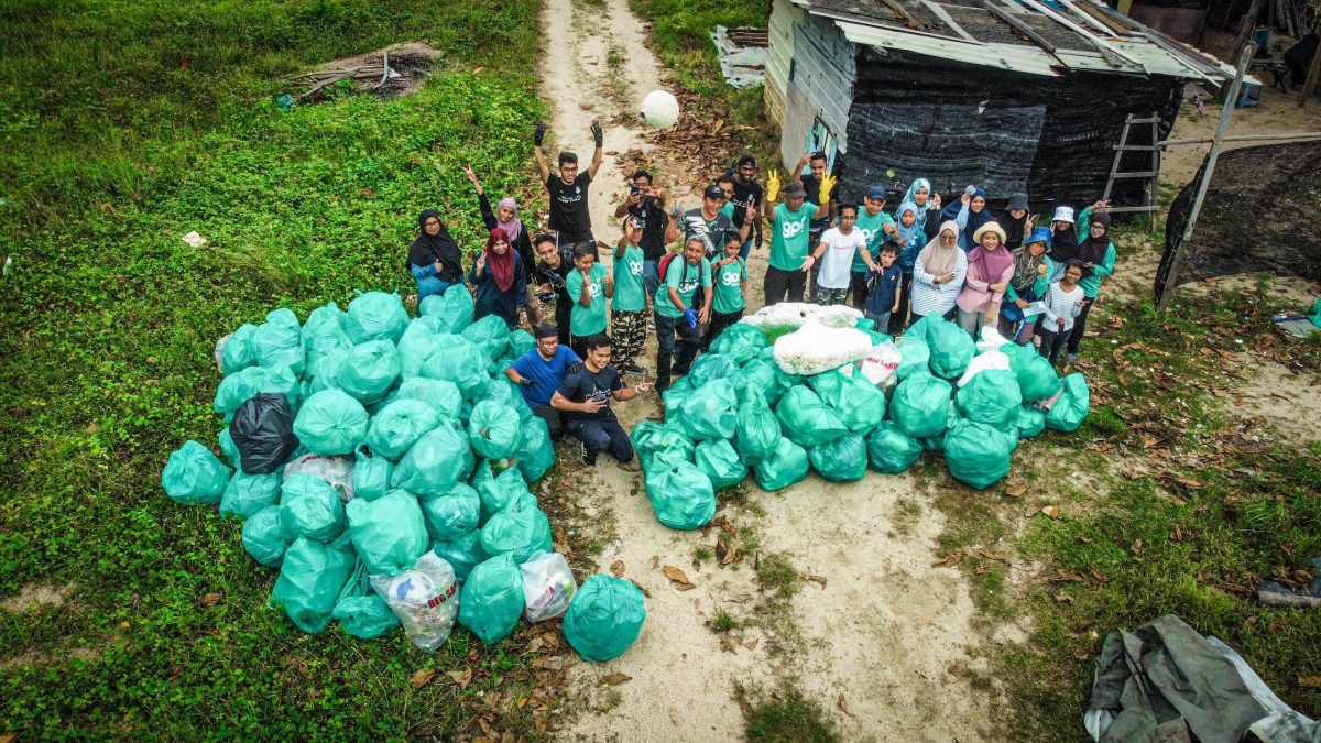 主文/全国:建议暖势力:一班在清洁服务领域工作的青年成立非政府组织LKP Empire,利用自己的知识及技术甚至自掏腰包,清洁登州海滩的垃圾,维护海滩清洁与美观。