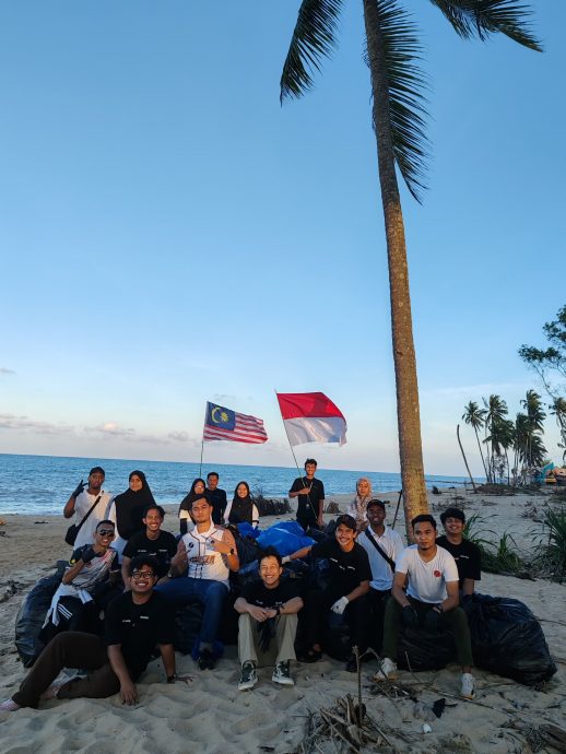 主文/全国:建议暖势力:一班在清洁服务领域工作的青年成立非政府组织LKP Empire,利用自己的知识及技术甚至自掏腰包,清洁登州海滩的垃圾,维护海滩清洁与美观。